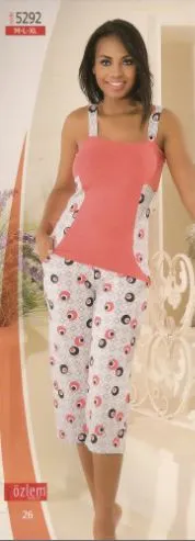 Жіночий костюм-двійка з капрі